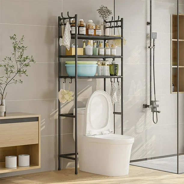 Organizador metálico de baño de tres niveles junto a un sanitario, vista 1